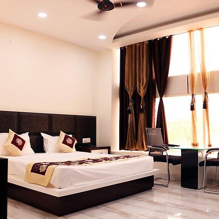 Hotel Neelam Moga Ludhiana Zewnętrze zdjęcie