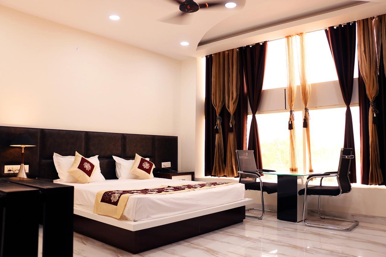 Hotel Neelam Moga Ludhiana Zewnętrze zdjęcie