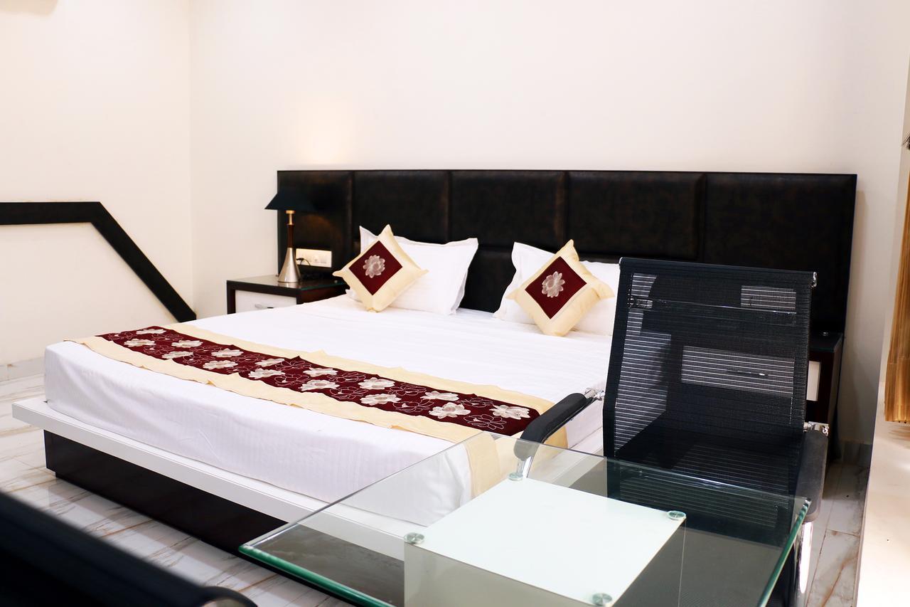 Hotel Neelam Moga Ludhiana Zewnętrze zdjęcie